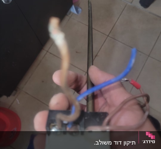 חוטים מחוברים לתרמוסטט של דוד שמש